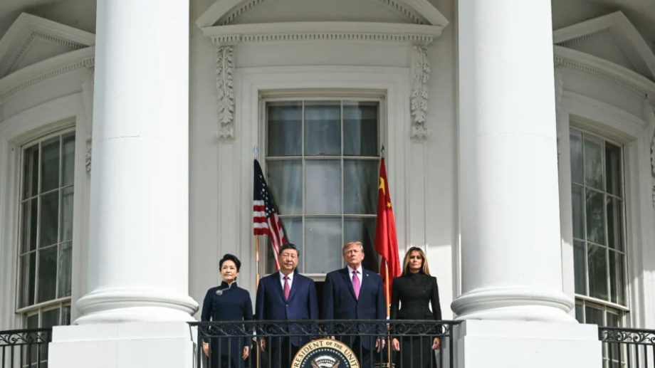 (L/R) China's First Lady Peng Liyuan, China's President Xi Jinping, President Donald Trump and First Lady Melania Trump stand on the Blue Room balcony of the White House to watch an exhibition of the US Marine Corps Silent Drill Platoon, in Washington, on September 24, 2026. (Saul Loeb / AFP via Getty Images)