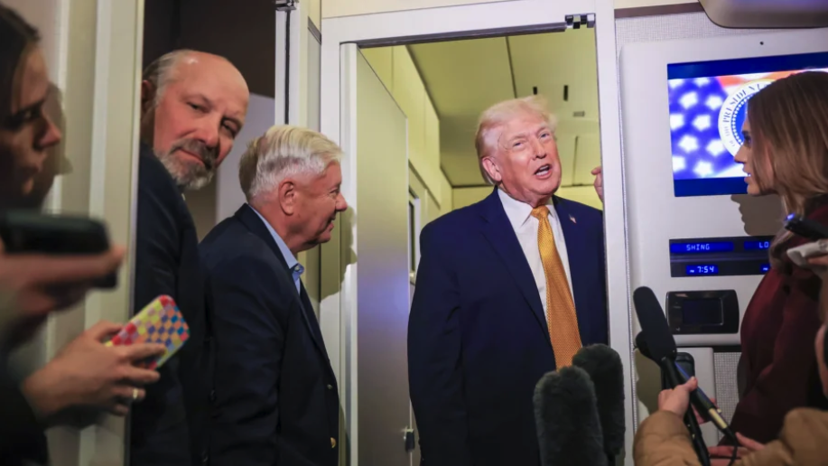 President Donald Trump, Commerce Secretary Howard Lutnick (L), and Sen. Lindsey Graham (R-S.C.) (C) speak to the media aboard Air Force One enroute to Washington on Jan. 4, 2026. (Joe Raedle/Getty Images)