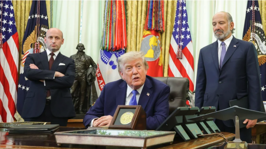 President Donald Trump (C) speaks as White House Deputy Chief of Staff and Homeland Security Advisor Stephen Miller (L) and U.S. Commerce Secretary Howard Lutnick look on during an event in the Oval Office of the White House on Aug. 6, 2026. (Alex Wong/Getty Images)